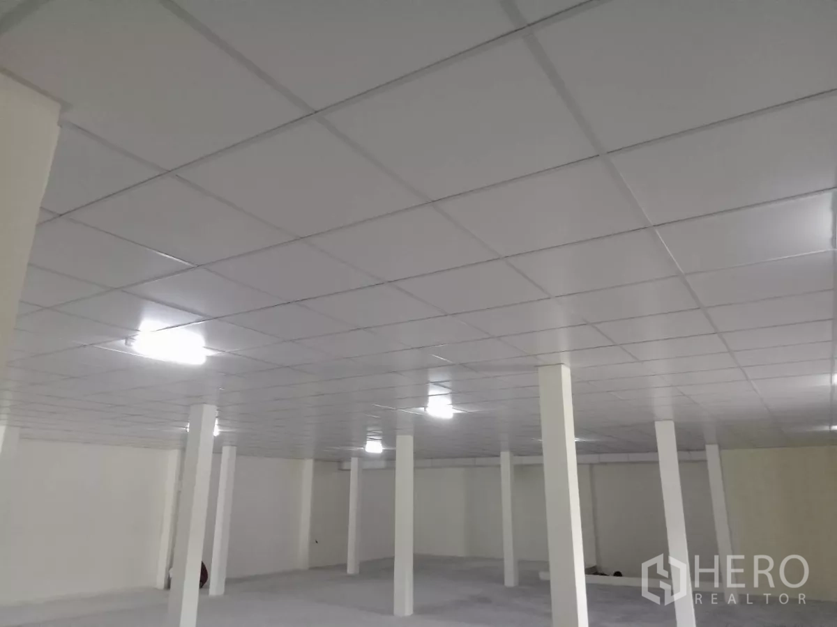 Detached House for rent in Phaya Thai, Bangkok - Wide open-plan floor with drop ceiling and supporting columns.