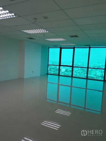办公空间 出租在Huai Khwang, Bangkok - 宽敞工作区，蓝绿色着色落地窗，尽览城市全景。