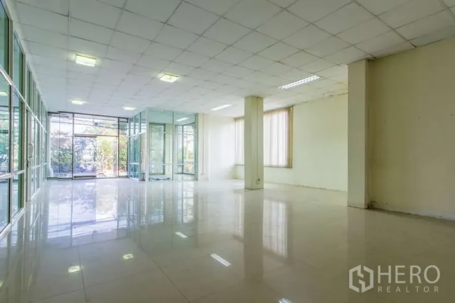 Office Space for rent or sale in Huai Khwang, Bangkok - Spacious open-plan office with floor-to-ceiling glass walls, tiled floors and drop ceiling in Huai Khwang.