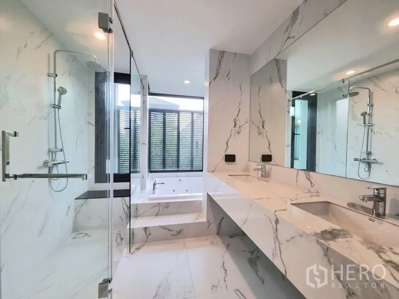 Detached House for rent - Luxury marble bathroom featuring double vanity, large mirrors and a glass-enclosed rain shower.