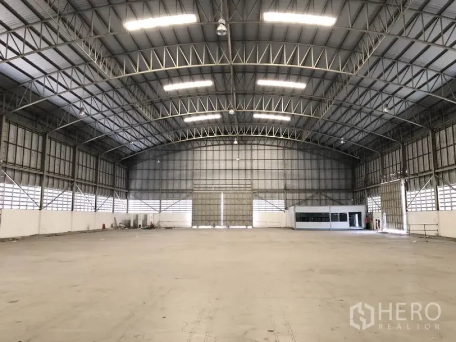 คลังสินค้า ให้เช่าในPathum Thani - ฮอลล์โกดังโล่งสว่าง โครงหลังคาพร้อมไฟไฮเบย์ ประตูม้วน และห้องออฟฟิศภายใน