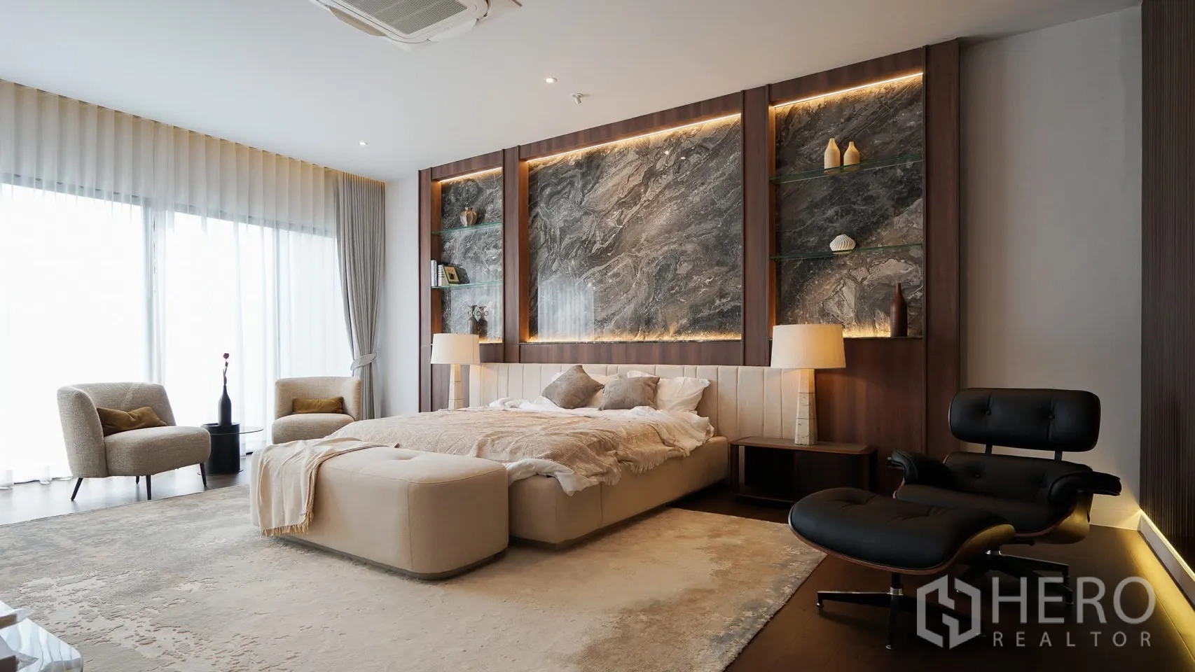 Detached House for rent or sale in Bang Kapi, Bangkok - Master suite with king bed, lounge chair and warm cove lighting.