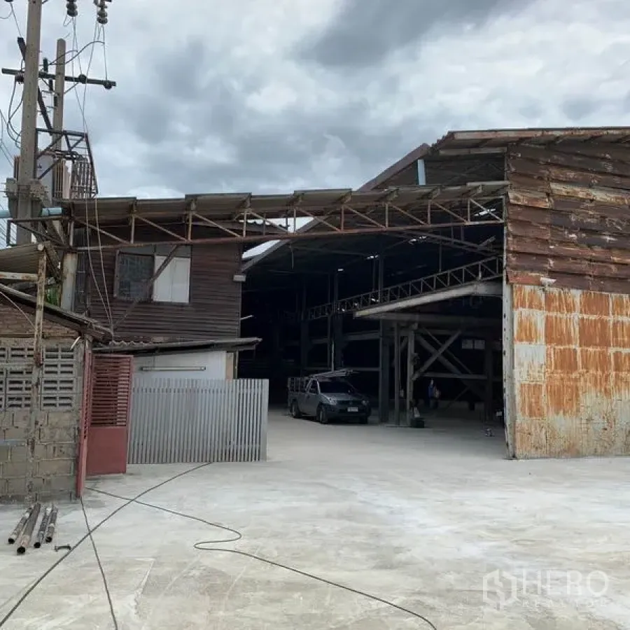 货栈 出租在Yan Nawa, Bangkok - Yan Nawa 工业仓库外观，宽阔混凝土车场与开放式装卸口