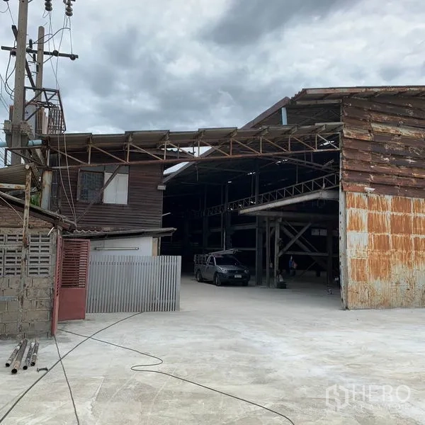 货栈 出租在Yan Nawa, Bangkok - Yan Nawa 工业仓库外观，宽阔混凝土车场与开放式装卸口