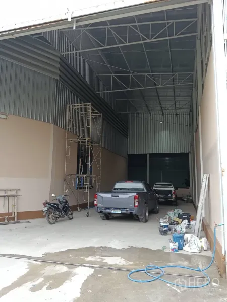 货栈 出租在Khlong Sam Wa, Bangkok - 覆盖式装卸区，高屋顶与深车道，便于卡车装卸货物。