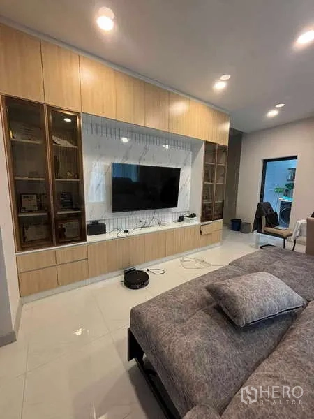 Detached House for rent in Mueang Nonthaburi, Nonthaburi - Built-in entertainment unit with glass display cabinets and large TV.