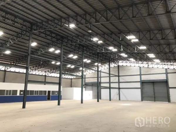货栈 出租在Khlong Luang, Pathum Thani - 开阔仓库地面，高位照明与成排卷帘装卸门