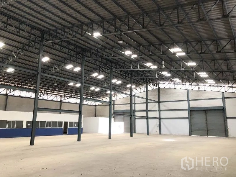 货栈 出租在Khlong Luang, Pathum Thani - 开阔仓库地面，高位照明与成排卷帘装卸门