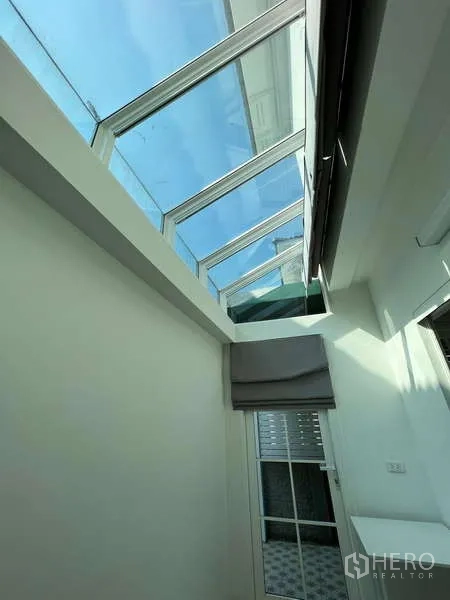 独立式住宅 出租或出售在Khan Na Yao, Bangkok - 天窗走廊为室内引入充足自然光。