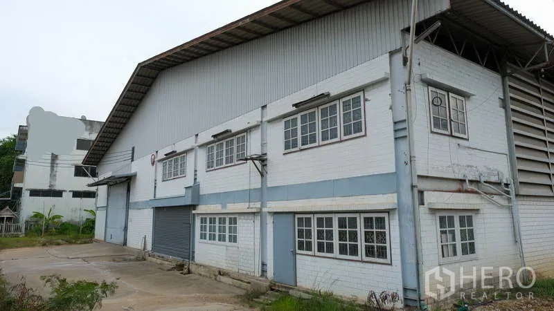 Factory for rent in Bang Phli, Samut Prakan - Steel-clad factory exterior with attached two-storey office, loading bay and driveway in Bang Phli.