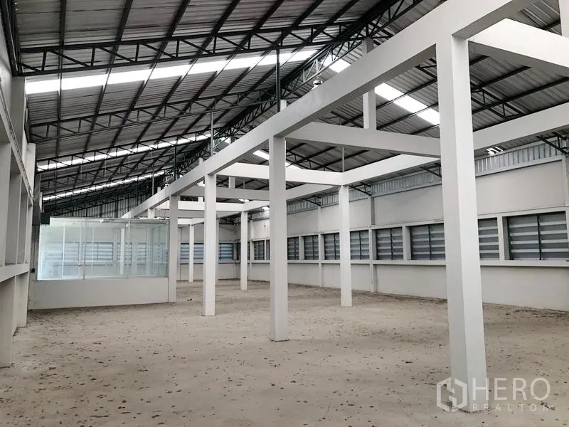 Factory for rent in Bang Bua Thong, Nonthaburi - Production hall with louvered side windows, white columns, and corner office.