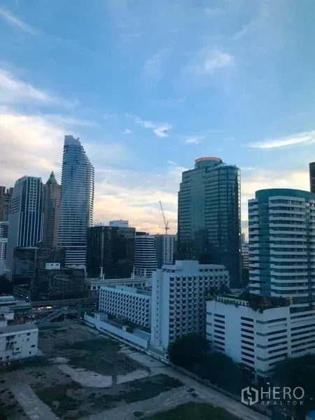Condominium for rent - High-floor city skyline view over Pathum Wan at dusk.