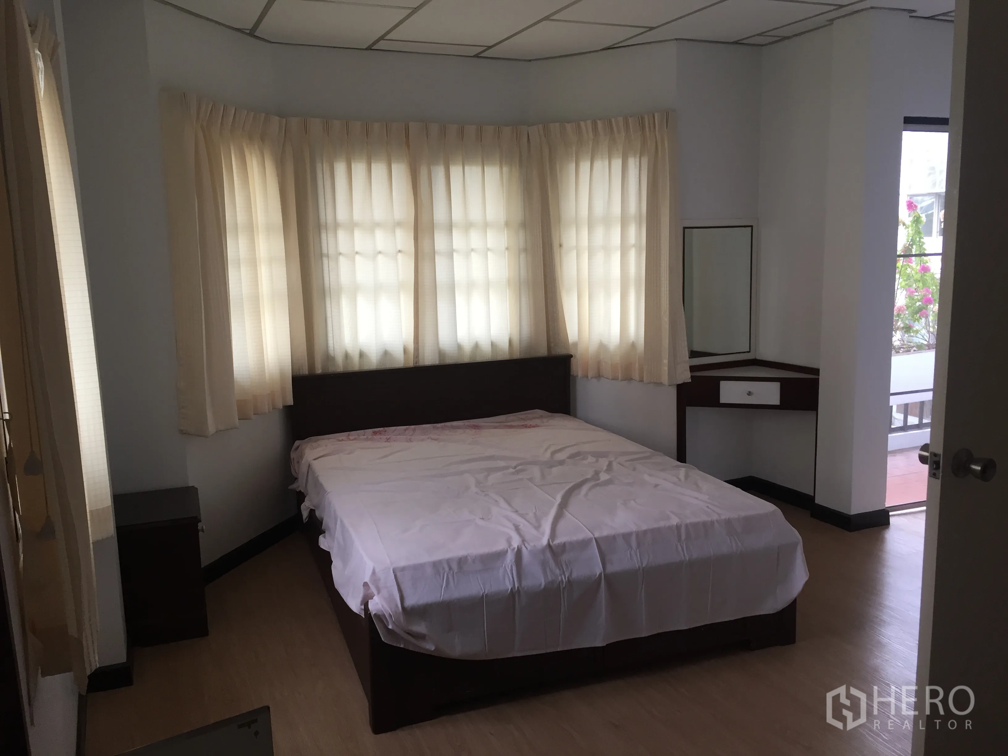 联排别墅 出租在Khlong Toei, Bangkok - 次卧配转角飘窗、床铺，并可通往阳台。