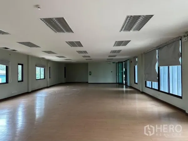 Warehouse for rent in Prawet, Bangkok - Spacious open-plan office floor with fluorescent lighting and side windows.