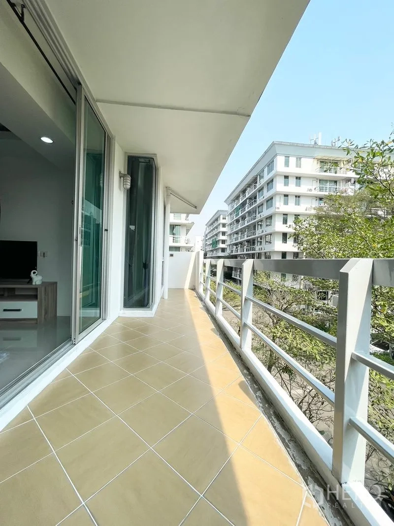 Condominium for rent in Khlong Toei, Bangkok - Wide tiled balcony outside the living room facing neighboring blocks.