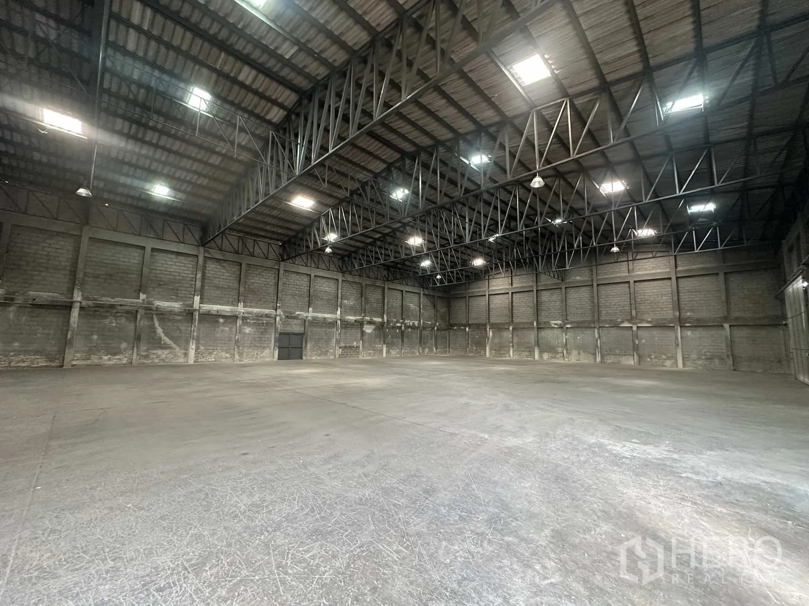 Warehouse for rent in Phra Nakhon Si Ayutthaya - Open storage hall with truss roof, ventilation and ample floor space.