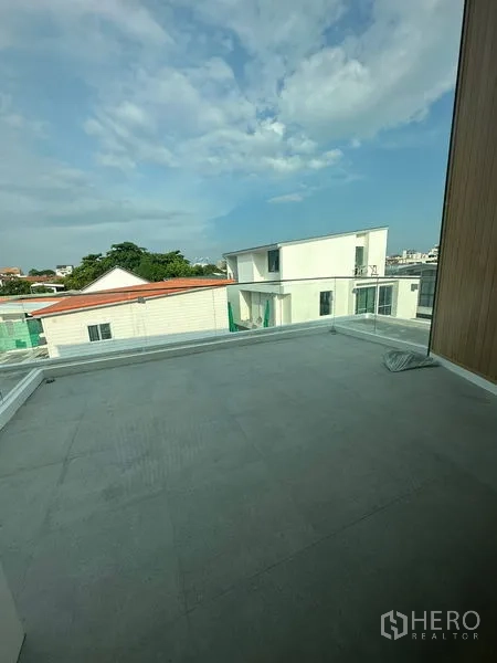 Detached House for rent in Watthana, Bangkok - Expansive rooftop-style terrace with open city outlook and durable tiled surface.