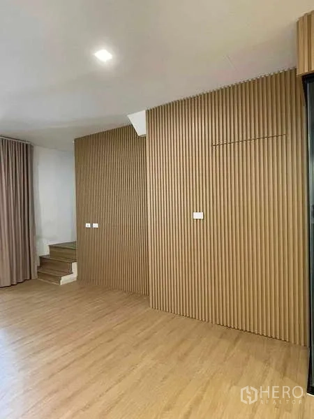 Townhouse for rent or sale in Bang Kapi, Bangkok - Close view of vertical wood slat feature wall beside a small stair.