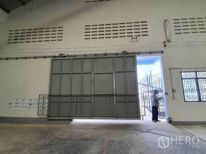 Warehouse for rent in Nakhon Pathom - Close-up of heavy-duty sliding gate providing wide truck entry to the warehouse.