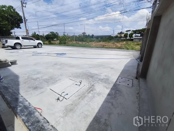 Warehouse for rent in Sai Mai, Bangkok - Open yard in front of the warehouse suitable for truck access and parking.
