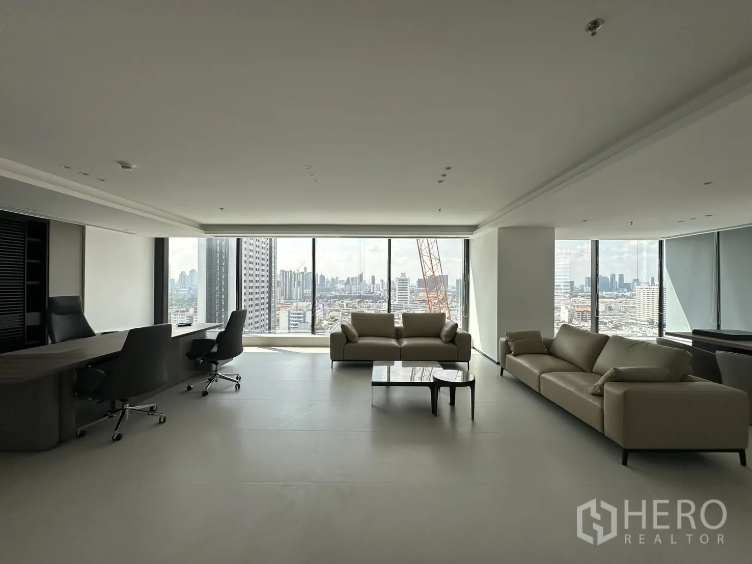办公室 for rent in Din Daeng, Bangkok - 大型开放式办公室，双沙发与工作区并列，整面落地窗采光。