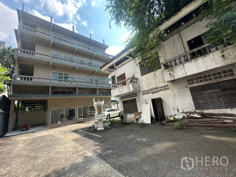 办公空间 出租 - 主楼与两层副楼之间的宽阔庭院