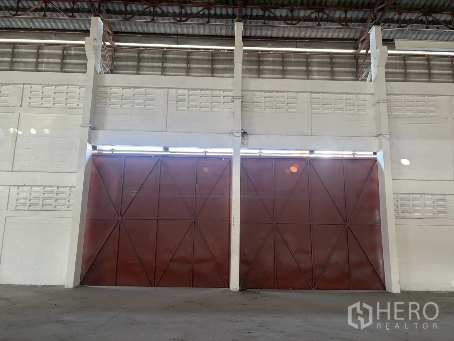 货栈 出租在Bang Phli, Samut Prakan - 仓库内一对超大红色钢制推拉门。