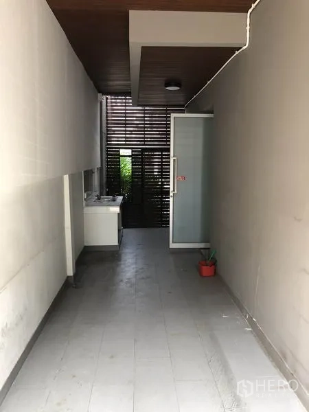 带办公室的家 出租在Wang Thonglang, Bangkok - 有顶服务走廊，带洗槽与木格栅私密屏风。