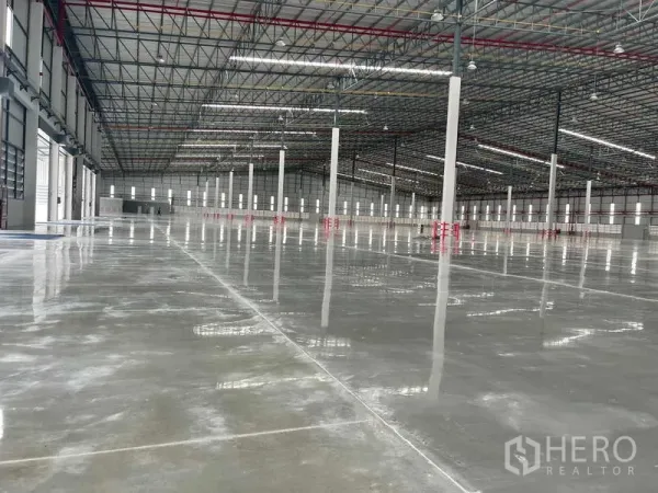 Factory for rent in Si Racha, Chon Buri - Open production space with 9.5 m clear height under an insulated roof and polished slab.