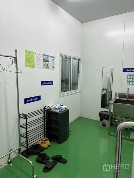 Factory for rent in Khlong Luang, Pathum Thani - Gowning room with sink, shoe rack and green epoxy floor for hygiene control.
