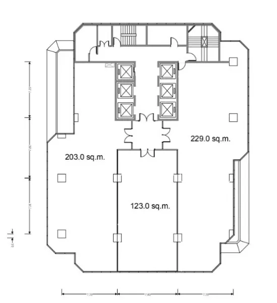 办公空间 出租 - 平面图展示555平米布局，含多部电梯与分区。