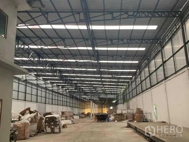 Factory for rent in Nakhon Pathom - Close-up of steel truss ceiling with rows of translucent skylights.