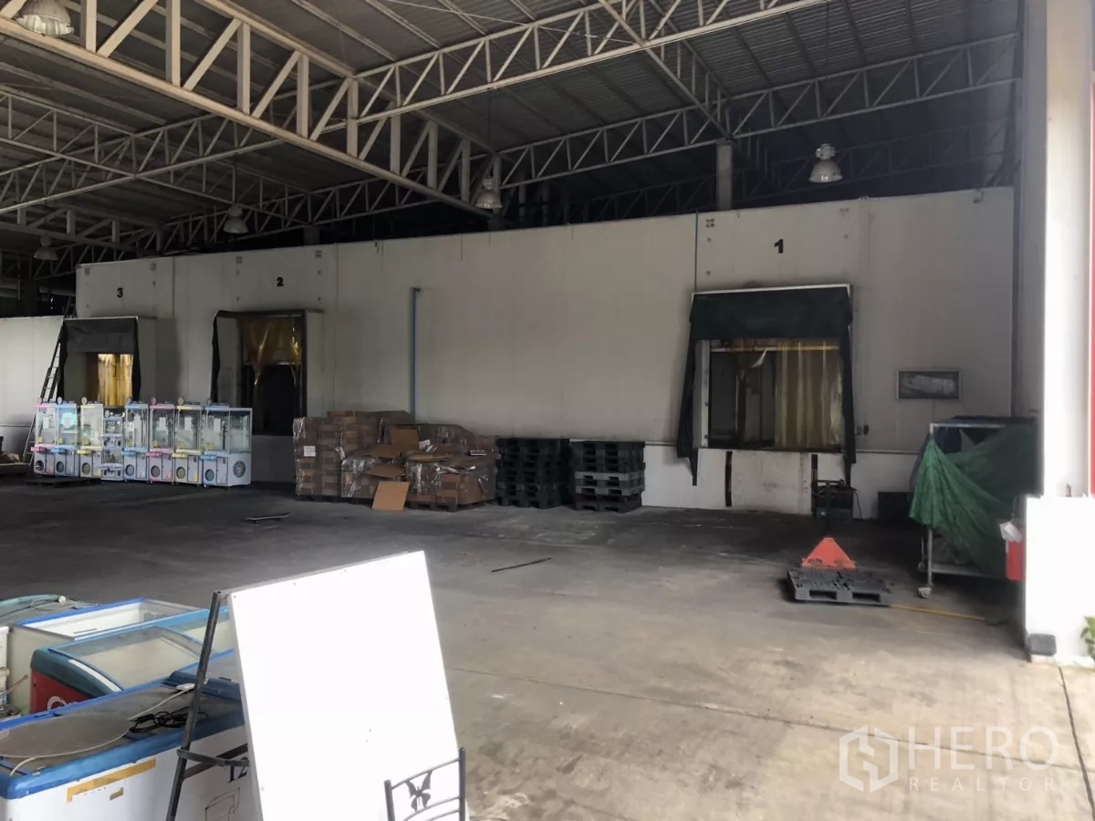 工厂 出租在Mueang Samut Prakan, Samut Prakan - 厂房后侧服务场地与围墙