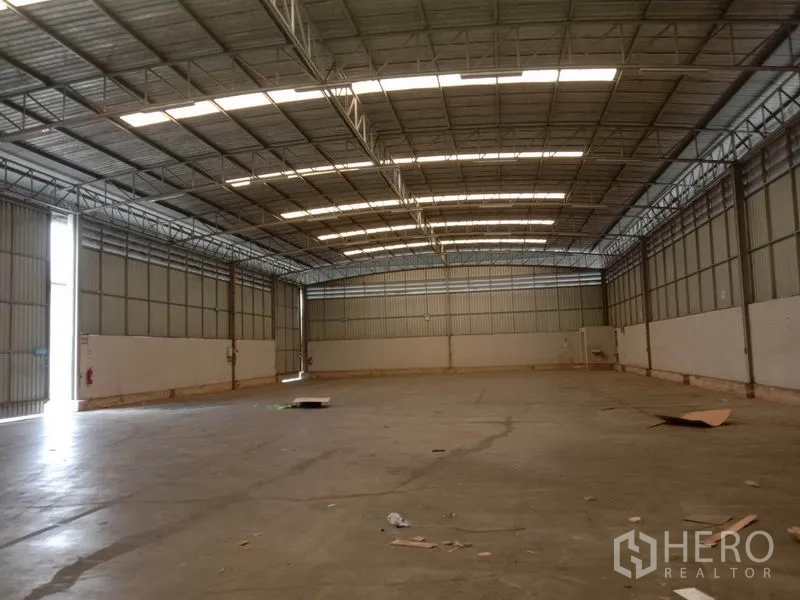 Warehouse for rent in Lat Krabang, Bangkok - Wide-span warehouse with open roller shutter door and large clear working area.