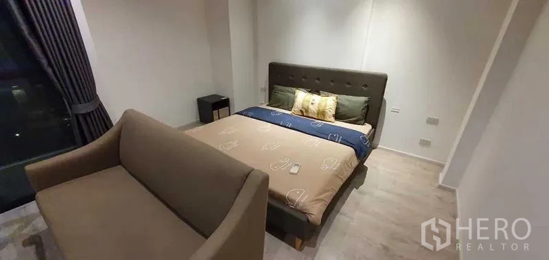 Detached House for rent in Prawet, Bangkok - Cozy bedroom featuring an upholstered bed and compact sofa