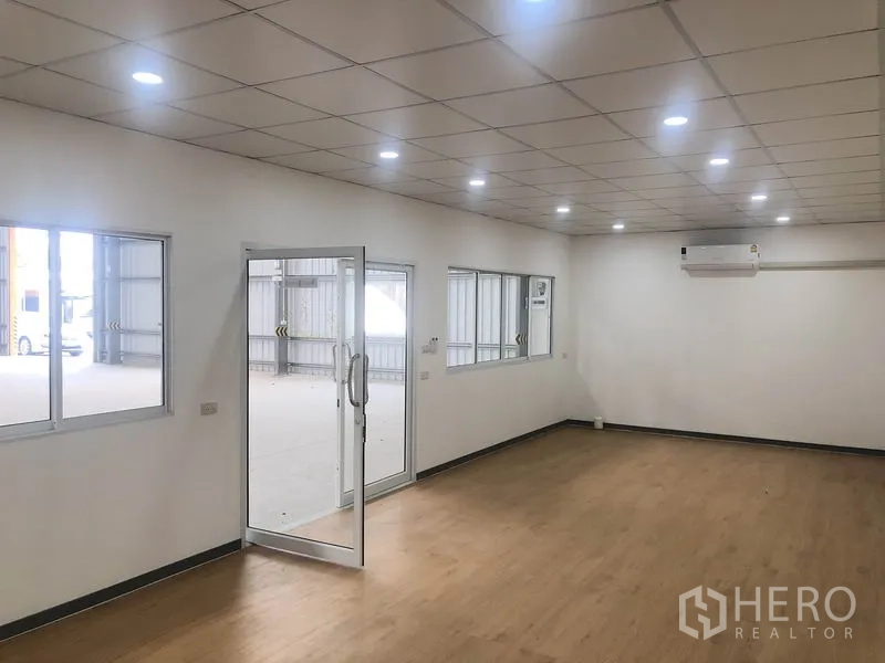 货栈 出租在Bang Yai, Nonthaburi - 空调办公室，LED筒灯，玻璃门窗，可眺望仓库作业面。