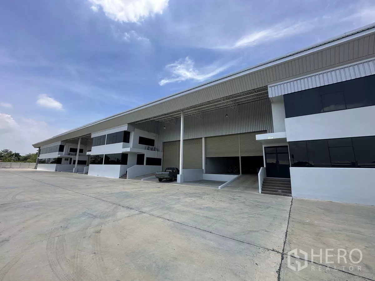 Warehouse for rent in Wang Noi, Phra Nakhon Si Ayutthaya - Modern warehouse compound in Wang Noi with dock-high loading bays and a large concrete yard.