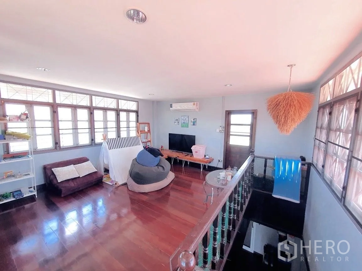 Warehouse for rent in Lam Luk Ka, Pathum Thani - Bright upstairs lounge with rows of windows, air-conditioning and wood floors.