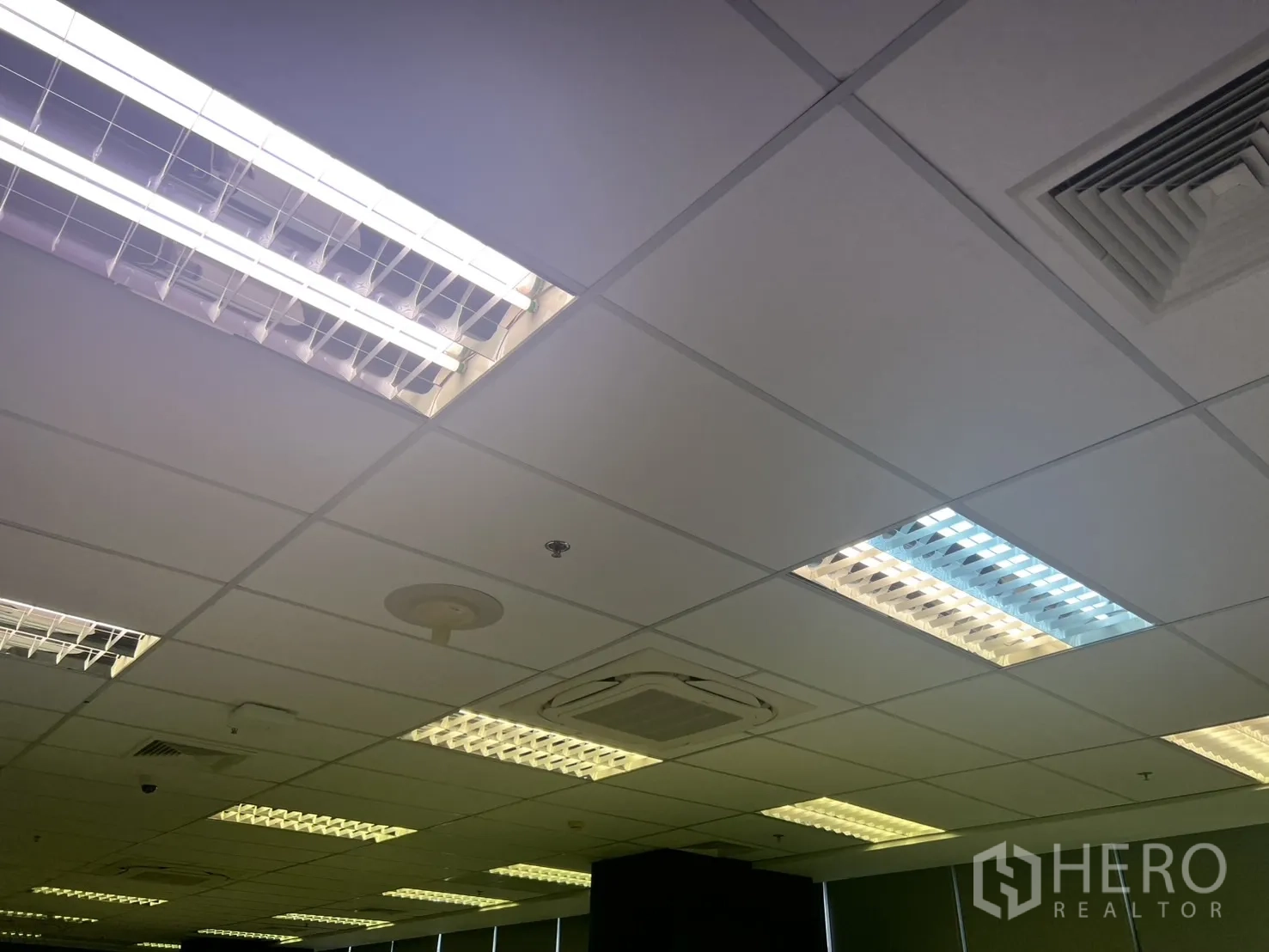 办公空间 出租在Huai Khwang, Bangkok - 天花特写，LED 面板灯、嵌入式空调与通风口。