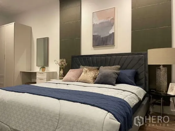 Detached House for rent in Bang Kapi, Bangkok - Second bedroom featuring a large bed, soft lighting and panel accent wall.