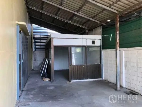 工厂 出租在Khlong Luang, Pathum Thani - 侧边加盖的多功能区，带小型附属房，紧邻主仓库。