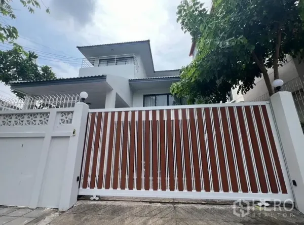 Detached House for rent in Bang Rak, Bangkok - Modern two-storey detached house in Silom–Bang Rak with secure sliding gate and high fence near BTS Chong Nonsi.