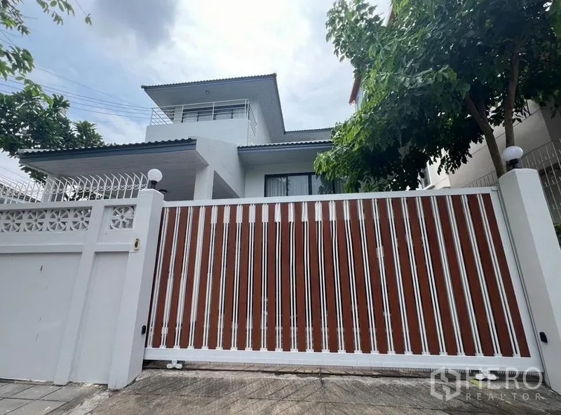 Detached House for rent in Bang Rak, Bangkok - Modern two-storey detached house in Silom–Bang Rak with secure sliding gate and high fence near BTS Chong Nonsi.