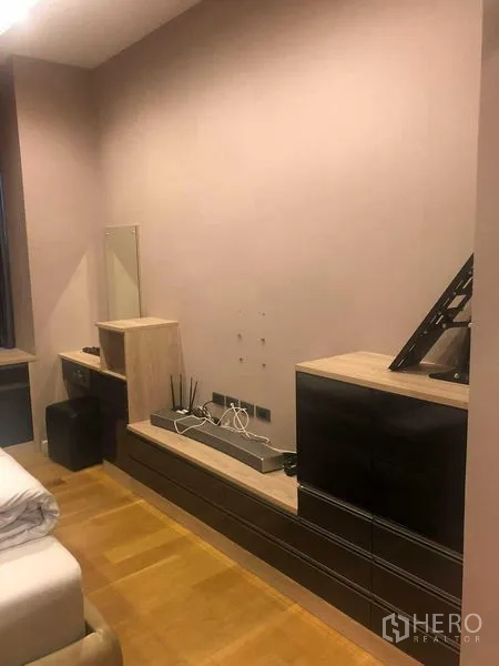 Detached House for rent or sale in Bang Kapi, Bangkok - Master bedroom with built-in dresser and storage units along the wall.