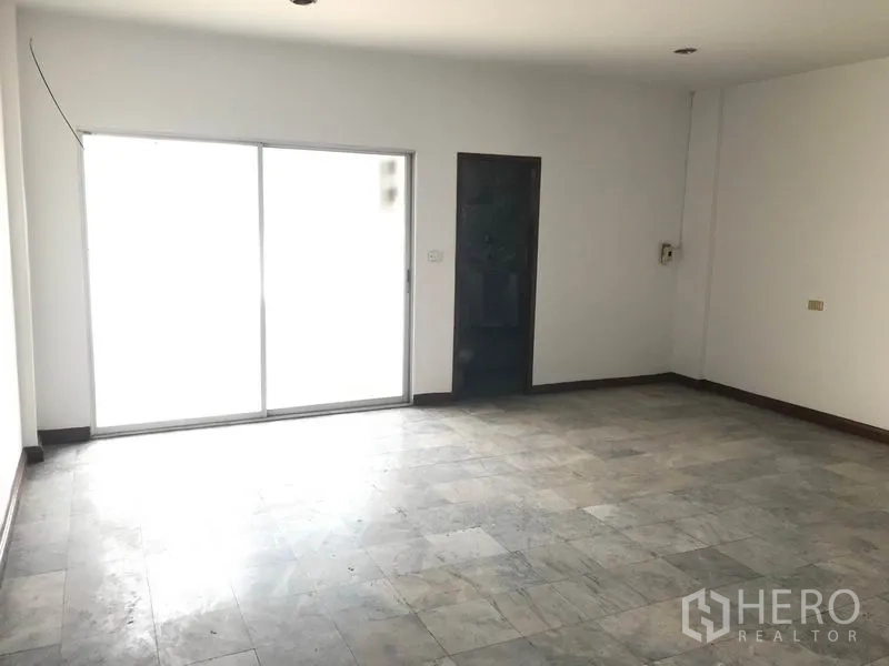 办公空间 出租在Khlong Toei, Bangkok - 明亮空置的办公房间，瓷砖地面与大型推拉玻璃门。