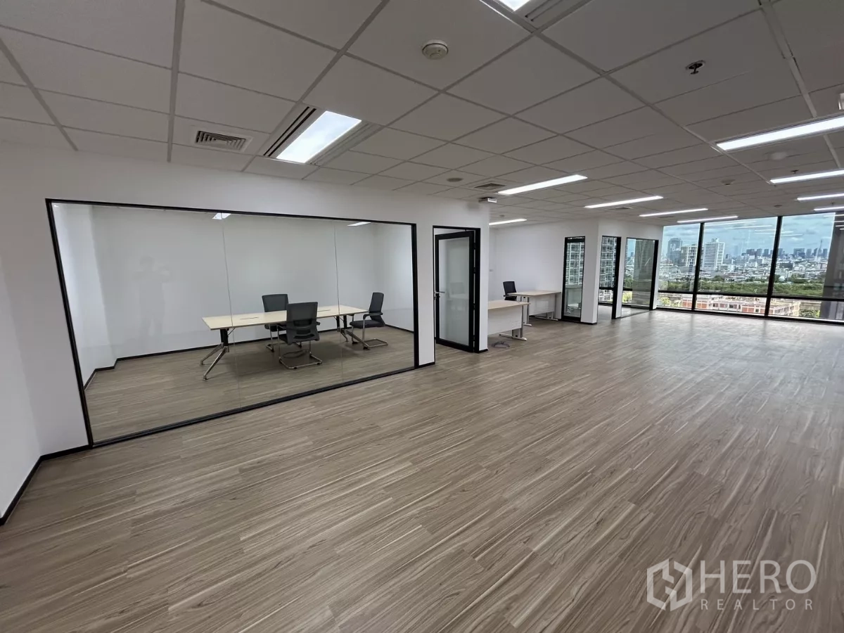 办公空间 出租 - 开放式办公室，玻璃墙会议室与落地窗，享城市全景视野。