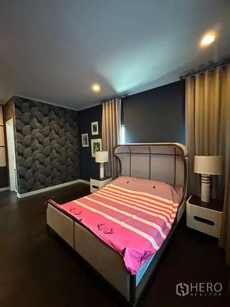 Detached House for rent in Bang Kapi, Bangkok - Bedroom with feature wallpaper, double bed, bedside lamps, and blackout curtains.