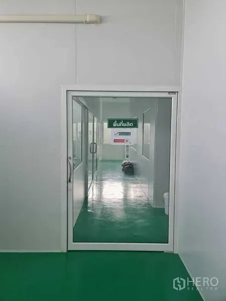 Factory for sale in Bang Pa-in, Phra Nakhon Si Ayutthaya - Interior doorway leading to the production area along a bright corridor.