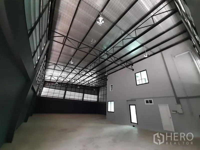 Factory for rent or sale - Spacious production hall with high 8.4 m insulated steel roof and smooth concrete floor.