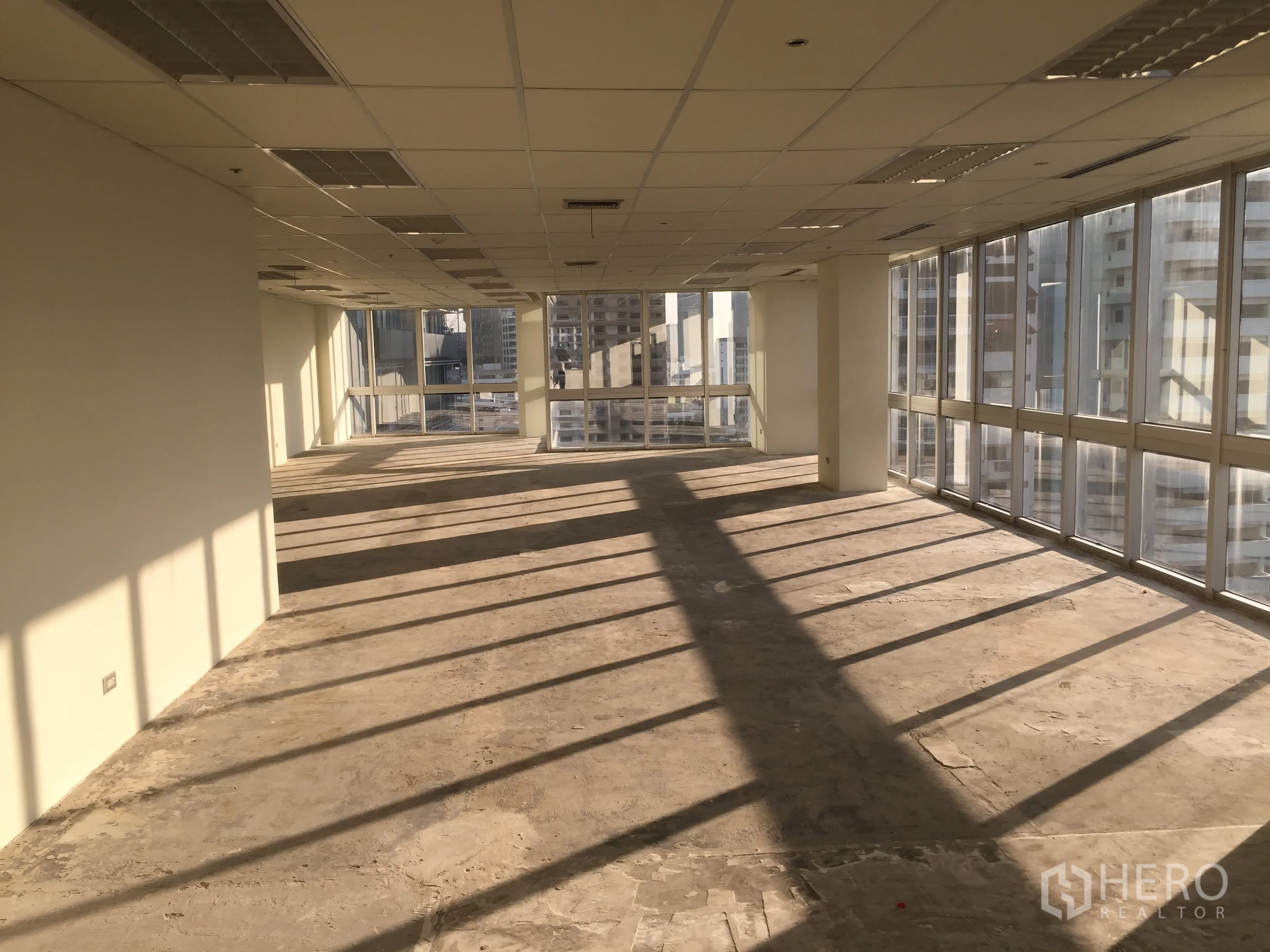 Office Space for rent in Khlong Toei, Bangkok - Expansive open office floor with long runs of glazing and panoramic city views.